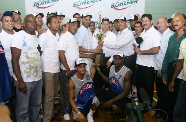 Cesar Ureña (ejecutivo de la Cervecería Nacional Dominicana), el presidente de ASOBAE (el Lic. Juan Hernández), el presidente del Comité Organizador (José Guillermo López) y el Vice Ministro de Deportes (Juan Santiago Cabrera) entregaron el trofeo a Héctor Aristy (presidente del Club La Cancha).